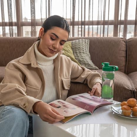 emprendedora tomando el pedido de sus ventas por catálogo