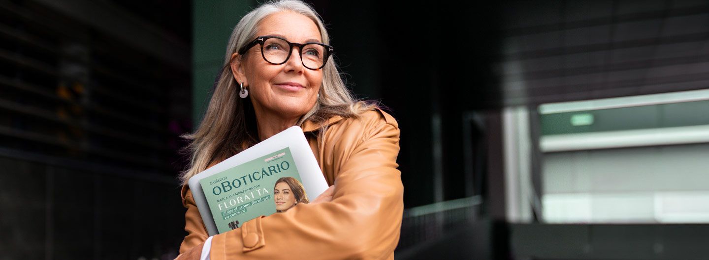 Mujer  aprovechando su tiempo libre para generar ingresos extra con un negocio en línea o trabajo digital desde casa.