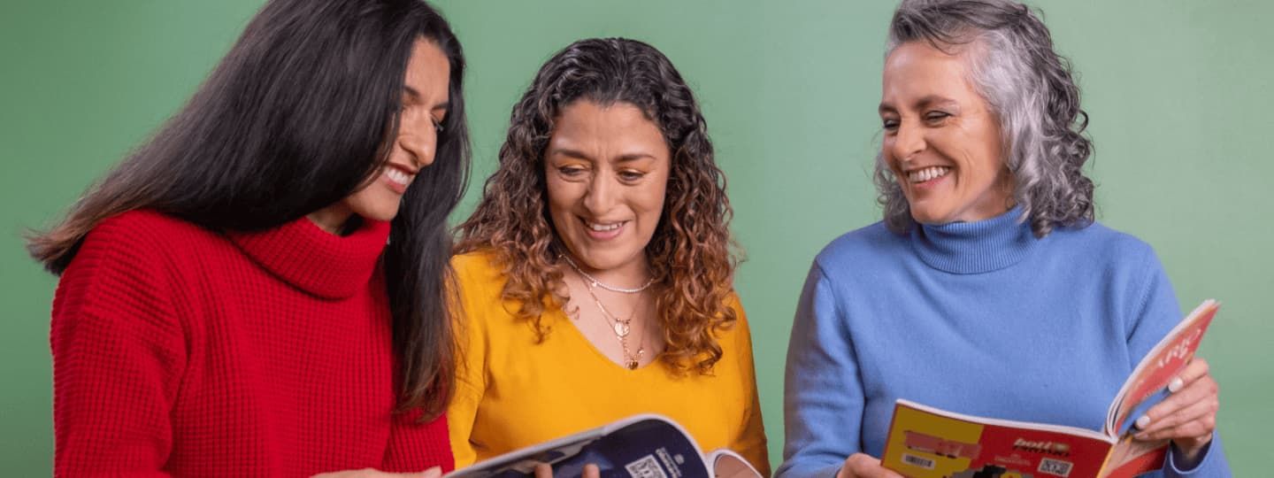 Mujeres emprendedoras viendo el catálogo fisico de O Boticário